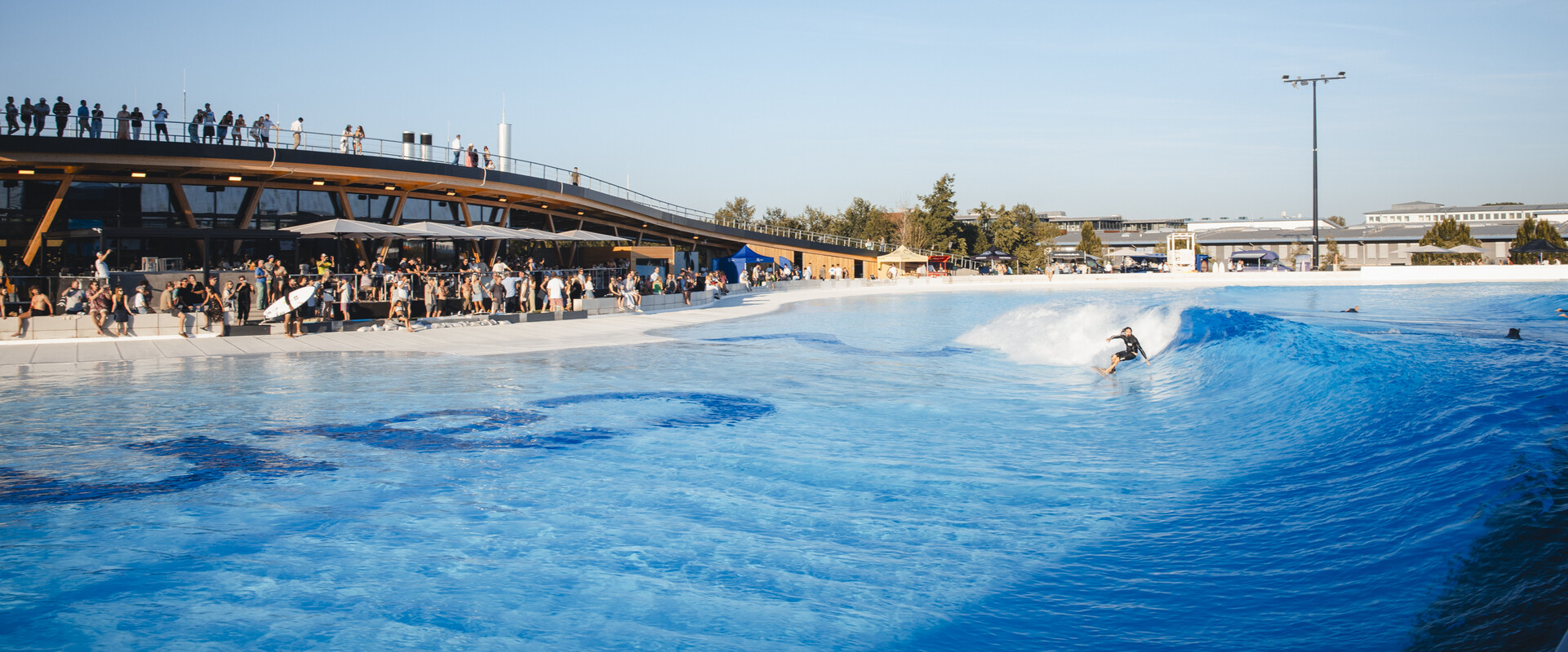 Im Wavepool k&ouml;nnen Anf&auml;nger bis Profis, von Weisswasser &uuml;ber Barrel bis hin zu zwei Meter hohen Brechern, ihre Surf-Skills erproben und ausbauen.